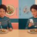 Comer olhando o celular pode influenciar quanto você come na refeição seguinte