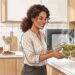 Micro-ondas destrói os nutrientes dos alimentos? Entenda o que é mito e o que é verdade