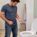Algumas gotas após urinar podem acontecer quando resta urina na uretra.