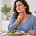 Inchaço e dor abaixo da mandíbula ao comer podem estar ligados a uma obstrução da saliva.