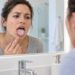 Placas brancas que saem ao limpar e deixam a boca avermelhada podem sugerir candidíase oral.