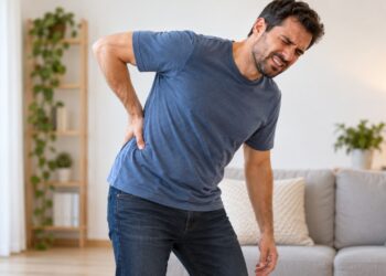 Dor forte na lateral das costas que desce para a virilha pode ocorrer em uma crise de pedra nos rins.