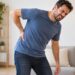 Dor forte na lateral das costas que desce para a virilha pode ocorrer em uma crise de pedra nos rins.
