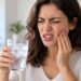 Dor rápida com frio ou calor pode acontecer quando um dente está sensível.
