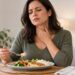 A sensação de comida presa ao engolir pode indicar dificuldade no processo de deglutição.