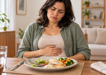 A saciedade precoce faz a pessoa se sentir cheia mesmo depois de comer uma pequena quantidade.