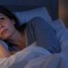 Acordar de madrugada e não conseguir voltar a dormir pode fazer parte da insônia.