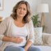 Barriga estufada e gases podem se tornar mais frequentes durante a transição para a menopausa.