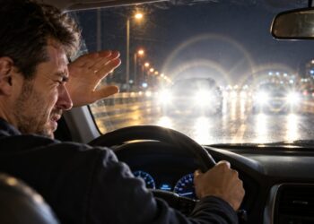 Faróis muito brilhantes e halos à noite podem indicar uma mudança na visão que merece avaliação.