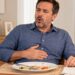 Arrotos frequentes após comer podem estar ligados ao excesso de ar engolido ou à indigestão.