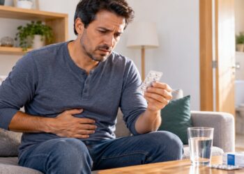 Diarreia durante ou após o uso de antibióticos pode ser passageira, mas merece atenção quando persiste ou piora.