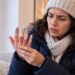 Dedos que mudam de cor no frio e ficam vermelhos ao aquecer podem apresentar um padrão típico do fenômeno de Raynaud.
