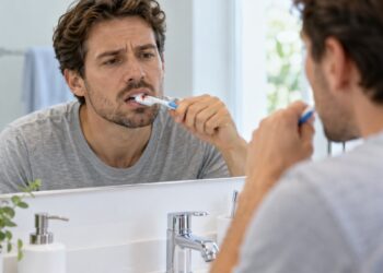 Sangramento frequente da gengiva durante a escovação pode ser sinal de inflamação e merece avaliação.
