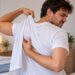 Dor ao vestir a roupa ou levar a mão às costas pode indicar irritação de estruturas do ombro.