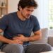 Dor abdominal com alternância entre prisão de ventre e diarreia pode indicar alteração no funcionamento intestinal.
