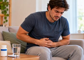 A diarreia pode surgir durante ou depois do uso de antibióticos por alterações na microbiota intestinal.