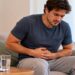 A diarreia pode surgir durante ou depois do uso de antibióticos por alterações na microbiota intestinal.