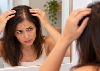 Uma risca cada vez mais larga pode ser um dos primeiros sinais de afinamento progressivo do cabelo.