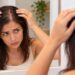 Uma risca cada vez mais larga pode ser um dos primeiros sinais de afinamento progressivo do cabelo.