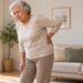 A osteoporose pode enfraquecer os ossos por muito tempo sem causar dor ou outros sintomas evidentes.