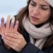 Dedos que mudam de cor no frio e depois ardem podem seguir um padrão compatível com fenômeno de Raynaud.