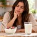 O iogurte pode ser mais bem tolerado do que o leite por algumas pessoas com intolerância à lactose.