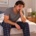 Acordar cansado mesmo depois de dormir várias horas pode ser um sinal de apneia do sono, especialmente quando existe ronco frequente.