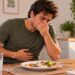 Náuseas, vômitos e cólicas após uma refeição podem indicar intoxicação alimentar, especialmente quando os sintomas surgem de repente.