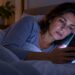 Usar o celular antes de dormir pode dificultar o início do sono devido à luz da tela e aos estímulos que mantêm a mente desperta.