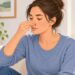 Para estancar um sangramento nasal, é importante inclinar a cabeça para a frente e apertar a parte macia do nariz por 10 a 15 minutos.