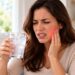 Sentir uma fisgada no dente ao tomar água gelada pode indicar sensibilidade dentária, desgaste do esmalte ou outros problemas odontológicos.