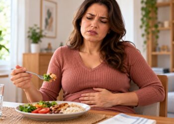 Comer rapidamente pode aumentar a quantidade de ar engolido e favorecer a sensação de barriga estufada após as refeições.
