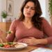 Comer rapidamente pode aumentar a quantidade de ar engolido e favorecer a sensação de barriga estufada após as refeições.