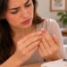 A cutícula inchada e dolorida após a manicure pode indicar irritação ou uma infecção ao redor da unha.