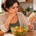 Molhos prontos para salada podem conter quantidades variadas de sódio, tornando importante observar o rótulo e a porção utilizada.