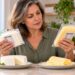 A cor do queijo não determina sua quantidade de gordura ou sódio, sendo importante comparar as informações nutricionais.