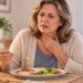 A sensação de comida presa na garganta ou no peito pode indicar disfagia e merece avaliação quando acontece repetidamente.