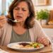 A comida pode parecer sem sabor depois de um resfriado porque a redução do olfato prejudica a percepção dos aromas dos alimentos.