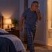 Acordar várias vezes para urinar durante a noite, especialmente quando existe ronco intenso, pode estar relacionado à apneia do sono.