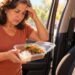 Deixar sobras de comida dentro de um carro quente pode favorecer a multiplicação de bactérias e comprometer a segurança da refeição.