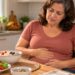 Aumentar rapidamente o consumo de aveia, frutas e verduras pode provocar gases e estufamento antes que o intestino se adapte.