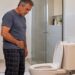 Demora para começar a urinar e jato fraco podem estar relacionados ao aumento benigno da próstata, especialmente após os 50 anos.
