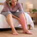 O inchaço repentino em apenas uma perna, especialmente com dor ou calor local, pode indicar trombose e exige avaliação urgente.