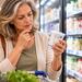 Conferir os rótulos do iogurte natural e da bebida láctea ajuda a identificar açúcares adicionados e comparar os nutrientes.