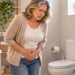 O ardor ao urinar após a menopausa pode estar relacionado ao ressecamento dos tecidos íntimos, mesmo sem infecção urinária.