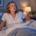 Os calorões na menopausa podem provocar suor intenso e despertares durante a noite, prejudicando a qualidade do sono.