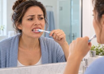 A gengiva sangrando durante a escovação pode ser um sinal de inflamação causada pelo acúmulo de placa bacteriana.