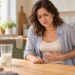 O consumo de leite pode provocar gases, cólicas, barriga inchada e diarreia em pessoas com intolerância à lactose.