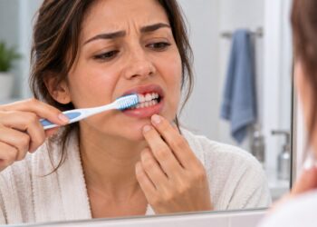 Gengiva sangrando durante a escovação pode indicar inflamação e merece atenção, especialmente quando o problema é frequente.