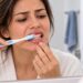 Gengiva sangrando durante a escovação pode indicar inflamação e merece atenção, especialmente quando o problema é frequente.